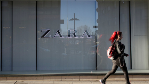 Una mujer pasa por delante de una tienda de Zara en Pontevedra. REUTERS