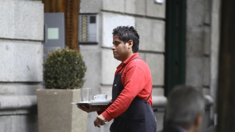 Un camarero extranjero atiende una terraza en un bar en el centro de Madrid. E.P.