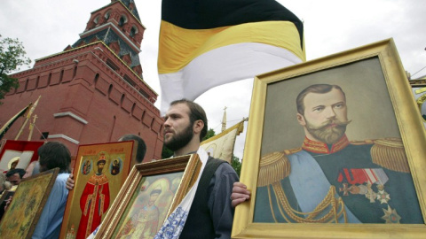 Concentración en Moscú con retratos del zar Nicolás II y la llamada "bandera de los Romanov". - AFP