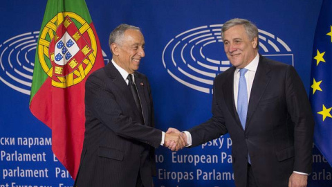 El presidente del Parlamento Europeo, Antonio Tajani, a la derecha, estrecha la mano del presidente de Portugal, Marcelo Rebelo de Sousa, a la izquierda. | EFE