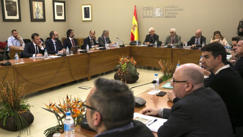 Un momento de la reunión que representantes de la patronal y de los sindicatos de los estibadores llevaronn a cabo el martes en Madrid. EFE/Santi Donaire