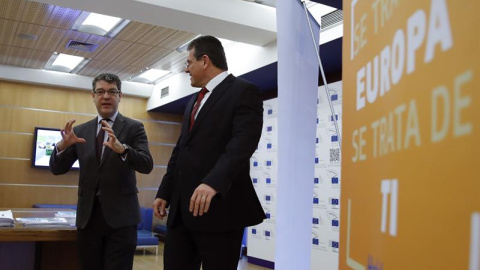 El ministro de Energía, Álvaro Nadal (i), conversa con el vicepresidente de la CE y responsable de la Unión de la Energía, Maros Sefcovic, durante la inauguración de la jornada "2ª Gira de la Unión de la Energía" hoy en Madrid. EFE/Juan Car