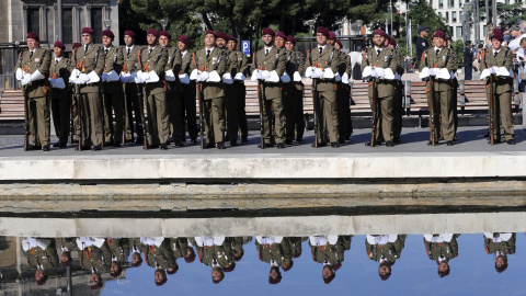 Soldados forman durante el izado de la bandera del desfile militar del 12 de octubre. EFE