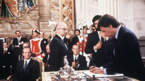 El presidente del Gobierno, Felipe González, y el ministro de Exteriores, Fernando Morán, firman la incorporación de España a la CEE en el Palacio Real, el 13 de junio de 1985. AP