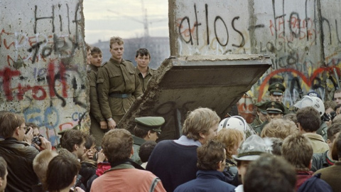 Ciudadanos de la zona de Berlín occidental se concentran frente a una de las secciones del muro derribadas el 11 de noviembre de 1989, observador por los guardias fronterizos de Alemania oriental. AFP/Gerard Malie