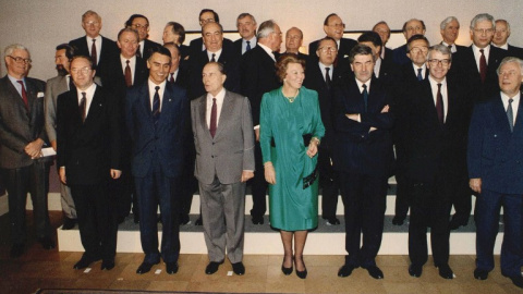 Foto de famlia de los líderes europeos con la reina Beatriz de Holanda, enla cumbre de Maastricht, el 9 de diciembre de 1991, donde se acordó el tratado que dio lugar a la Unión Económica y Monetaria. AFP/Cor Mulder