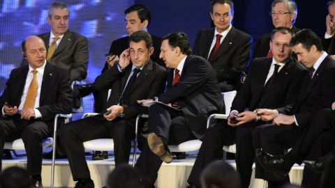 El presidente francés Nicolas Sarkozy conversa con el presidente de la Comisión Europea Jose Manuel Durao Barroso, durante la ceremonia de firma del Tratado de Lisboa, el 13 de diciembre de 2007. AFP/ Eric Feferberg