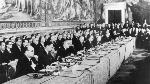 Imagen del 25 de marzo de 1957 de la firma del Tratado de Roma en el Palazzo dei Conservatori, en la capital italiana. AFP