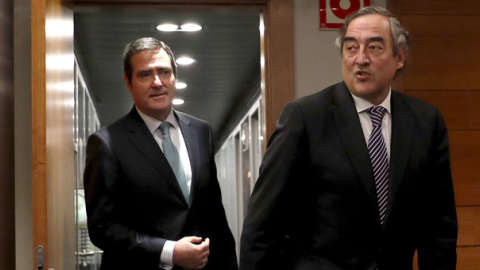 El presidente de CEOE, Joan Rosell, con el de Cepyme, Antonio Garamendi, en la sala de prensa del Palacio de la Moncloa, tras la última reunión del diálogo social. EFE