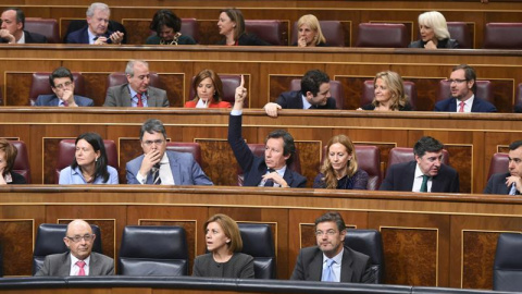 El portavoz adjunto del PP Carlos Floriano (c) marca el sentido del voto para los diputados de su grupo, durante el pleno del Congreso de los Diputados. EFE/Fernando Villar