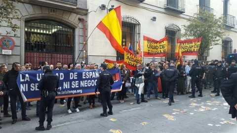 Protesta frente al Ateneo en un acto de Artur Mas. EUROPA PRESS