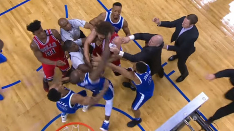 Un momento de la pelea entre Robin López y Serge Ibaka.