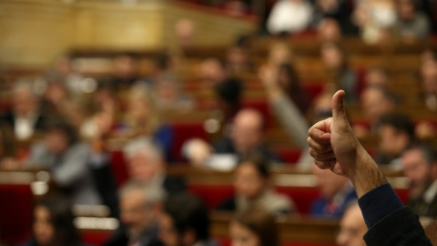 Un diputado indica el sentido del voto a su grupo durante la votación en el Pleno del Parlament de los Presupuestos catalanes para 2017. REUTERS/Albert Gea