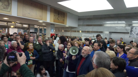 Momento del encierro en el hall del hospital Ramón y Cajal de Madrid.- PÚBLICO