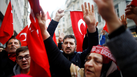 Un grupo de personas gritan en un protesta frente al Consulado holandés en Estambul, Turquía. REUTERS/Osman Orsal