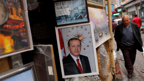 Un póster del ministro turco Tayyip Erdong en la puerta de una tienda en Estambul. REUTERS/Murad Sezer