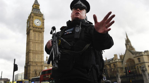 Un agente de policía británico permanece en guardia tras un tiroteo ante el Parlamento en Londres, Reino Unido. EFE/Andy Rain