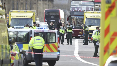 Agentes de policía británicos permanecen en guardia tras un tiroteo ante el Parlamento en Londres. - EFE