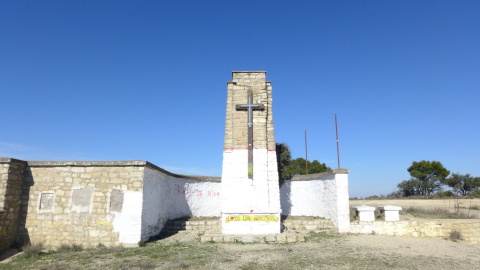 Creu en memòria dels morts del bàndol franquista, a la posició San Simón. JORDI DE MIGUEL