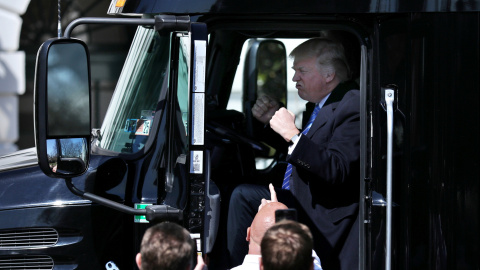 Donald Trump reacciona contra los manifestantes que protestan por la posible derogación del Obamacare. REUTERS/Carlos Barria