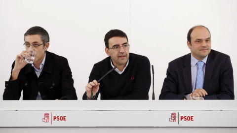 El portavoz de la Gestora del PSOE, Mario Jiménez, acompañado por los dos coordinadores de la ponencia marco, el diputado Edu Madina y el economista José Carlos Díez. EFE