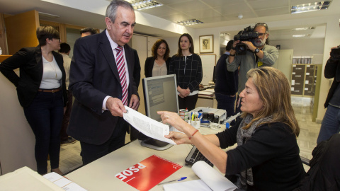 El secretario general del PSOE murciano, Rafael González Tovar, acompañado por los 13 diputados del grupo socialista en la Asamblea General, registra la moción de censura contra el presidente de Murcia, Pedro Antonio Sánchez. EFE/Marcial Gu