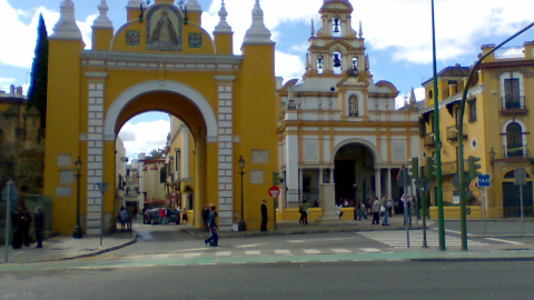 Puerta de la Basílica de la Macarena en Sevilla