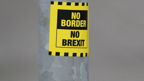 "No fronteras. No Brexit" REUTERS/Phil Noble