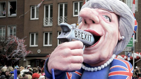 Una carroza que representa a la primera ministra británica, Theresa May, y el "brexit" desfila durante la celebración del carnaval en Düsseldorf (Alemania). - EFE