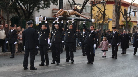 Policías nacionales sacan en procesión la imagen del Cristo de la Paz. Foto: Policía Nacional