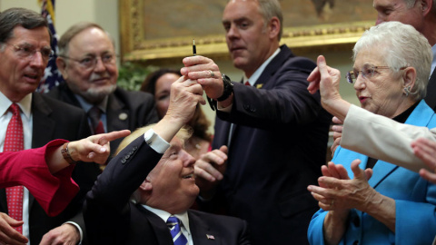 Trump, durante la firma de una orden este lunes en la Casa Blanca. REUTERS/Carlos Barria