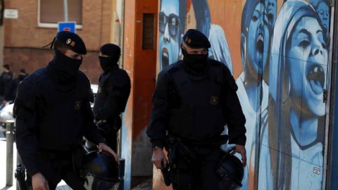 Los Mossos d'Esquadra durante una operación de desalojo. EFE/Archivo