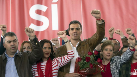 Pedro Sánchez canta "La internacional" al finalizar el acto en la localidad valenciana de Burjassot de su campaña como precandidato a las primarias del PSOE. EFE/Kai Försterling