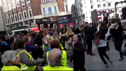 Manifestantes bailan Rock&Roll para protestar contra la Ley Mordaza