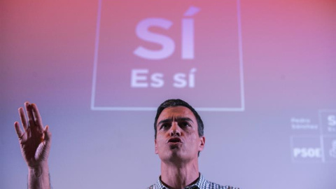 El exsecretario general del PSOE Pedro Sánchez, durante el encuentro con militantes en Ourense. /EFE