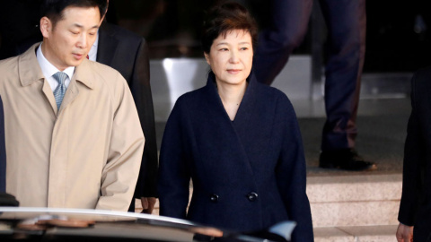 La expresidenta surcoreana Park Geun-hye deja la oficina de la Fiscalía hace unos días. REUTERS/Kim Hong-Ji