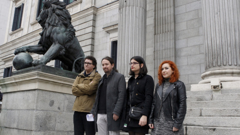 El secretario general de Podemos, Pablo Iglesias (2i), acomapañado por la tuitera Cassandra Vera (2d), el humorista Facu Díaz, y la diputada Sara Carreño. EFE/Víctor Lerena