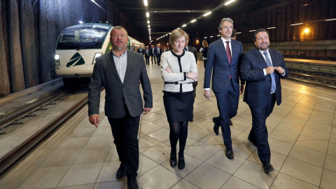 El ministro de Fomento, Íñigo de la Serna (2d), y la consellera de Infraestructuras, María José Salvador, junto al presidente de la Diputación de Castellón, Javier Moliner (d), y el alcalde de Sagunto, Quico Fernández, a su llegada hoy a la