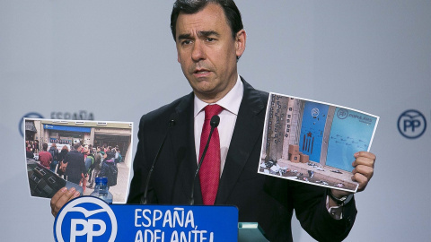 Fernando Martínez Maillo muestra las imágenes de la concentración de este lunes. EUROPA PRESS