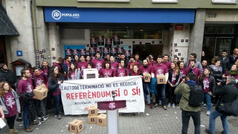 Medio centenar de personas del movimiento de la izquierda anticapitalista e indepedendista Arran se han concentrado este lunes en la sede del PP. ARRAN