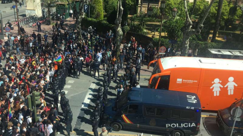 Cientos de personas cortan la calle en para impedir el paso del autobús de Hazte Oír. | D.C.