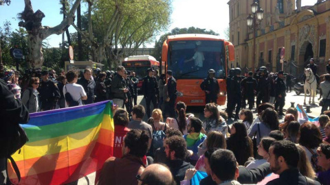 La Policía protege al autobús del odio, al que cientos de personas cortaron el paso en Sevilla. | D.C.