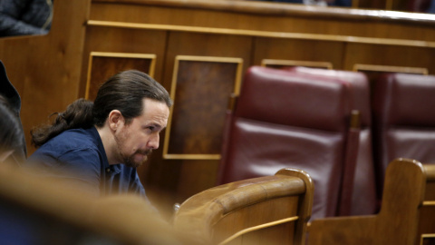 El secretario general de Podemos, Pablo Iglesias, a su escaño durante el pleno del Congreso. EFE/Javier Lizón