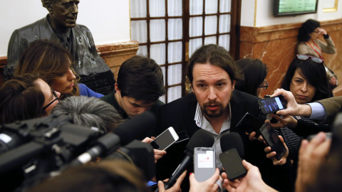 El secretario general de Podemos, Pablo Iglesias, hace declaraciones a los medios hoy en el Congreso donde se celebra la sesión de control al Gobierno. EFE/Mariscal