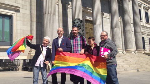 El presidente de FELTGB junto a otros miembros del colectivo antes de entrar en el Congreso para presentar su Proyecto de Ley. PÚBLICO