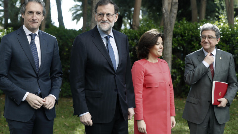 El presidente del Gobierno, Mariano Rajoy; la vicepresidenta, Soroya Sáenz de Santamaría; el ministro de Fomento, Iñigo de la Serna, y el delegado del Gobierno en Catalunya, Enric Millo, posan antes de la inauguración de la jornada sobre in