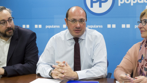 El presidente de Murcia, Pedro Antonio Sánchez, junto a la secretaria general del Partido Popular en la región, Maruja Pelegrín, y el portavoz del grupo popular en la Asamblea Regional, Víctor Martínez, durante la primera reunión del comité