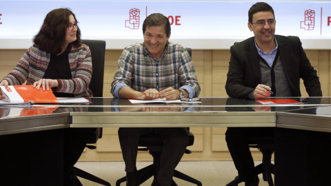 El presidente de la gestora del PSOE, Javier Fernández (c); el portavoz, Mario Jiménez, y la adjunta a Organización, Ascension Godoy, durante la reunion en la que se ha convocado el Comité Federal para el 1 de abril, que aprobará oficialmen