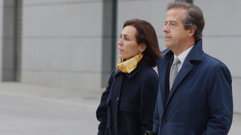 Mireia Pujol Ferrusola, acompañada de su abogado, Albert Carrillo, a la salida de la Audiencia Nacional donde ha declarado ante el juez José de la Mata. EFE/Chema Moya