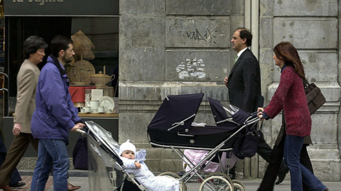 Un hombre paseando con un bebé. EFE